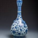 清乾隆 青花纏枝蓮紋鋪首耳長頸蓮口瓶