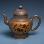 王寅春（1897－1977）紫沙泥繪桃蝠紋宮燈壺