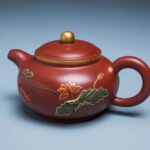 周桂珍（B.1943）彩繪描金荷塘魚趣紫砂壺