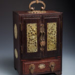 紅木嵌玉雕花櫃